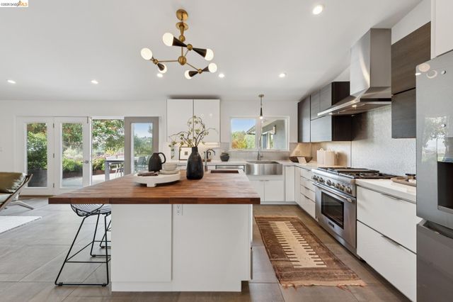 7919 Phaeton Dr, Oakland, CA 94605