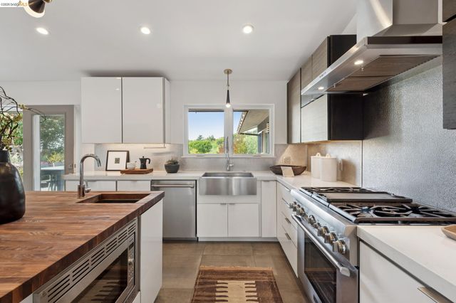 7919 Phaeton Dr, Oakland, CA 94605