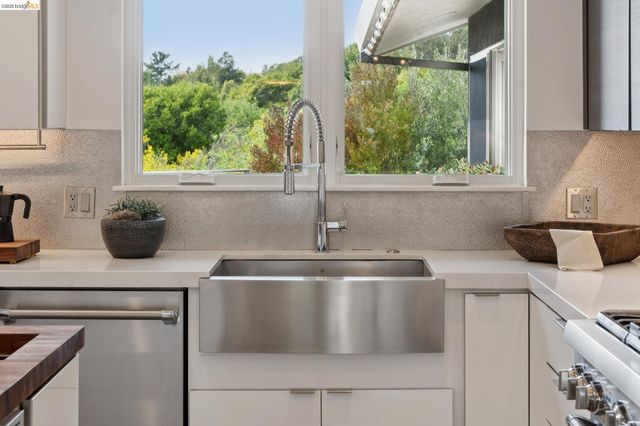 7919 Phaeton Dr, Oakland, CA 94605