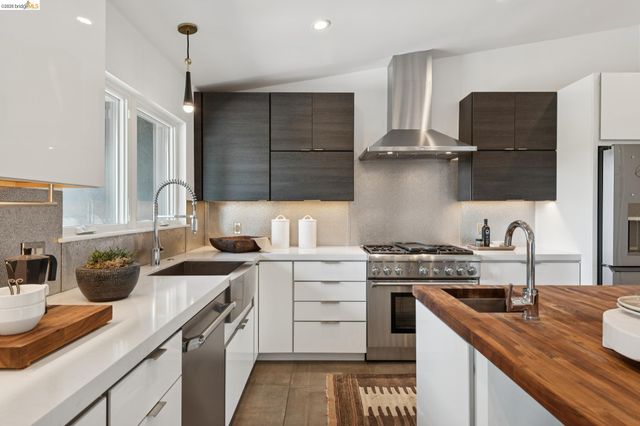 7919 Phaeton Dr, Oakland, CA 94605