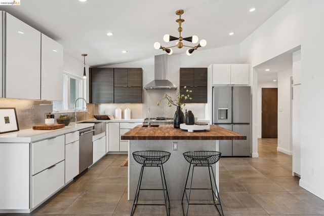 7919 Phaeton Dr, Oakland, CA 94605