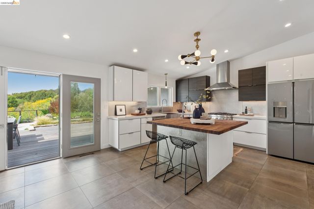 7919 Phaeton Dr, Oakland, CA 94605