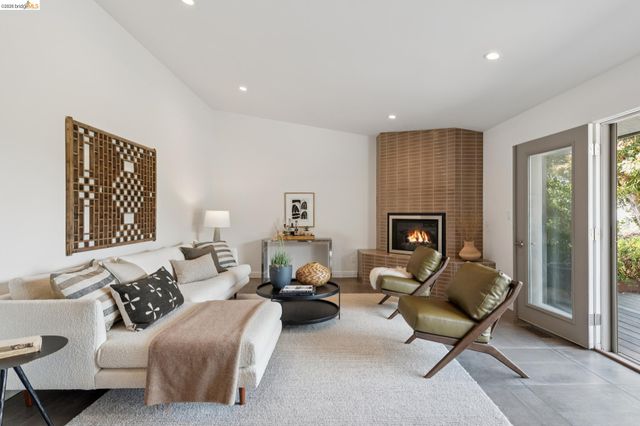 7919 Phaeton Dr, Oakland, CA 94605