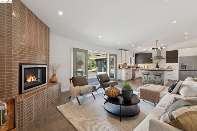 7919 Phaeton Dr, Oakland, CA 94605