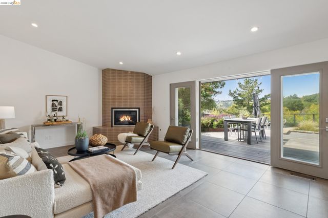 7919 Phaeton Dr, Oakland, CA 94605