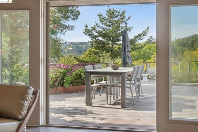 7919 Phaeton Dr, Oakland, CA 94605