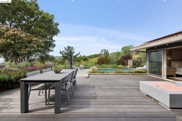 7919 Phaeton Dr, Oakland, CA 94605