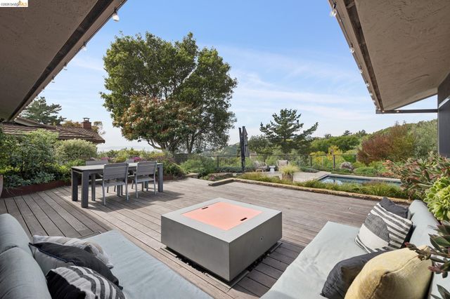 7919 Phaeton Dr, Oakland, CA 94605