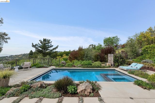 7919 Phaeton Dr, Oakland, CA 94605