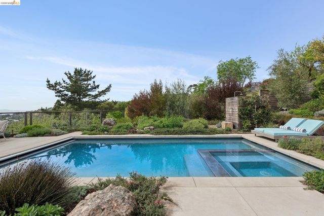 7919 Phaeton Dr, Oakland, CA 94605