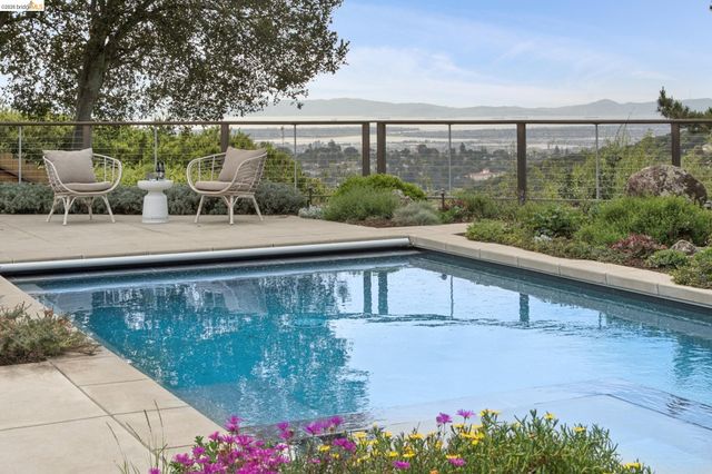 7919 Phaeton Dr, Oakland, CA 94605