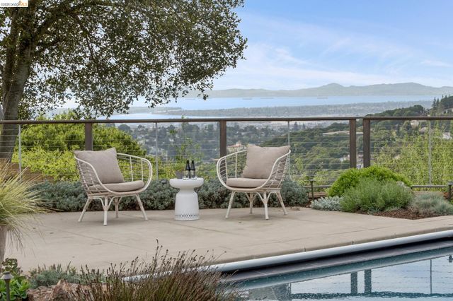 7919 Phaeton Dr, Oakland, CA 94605