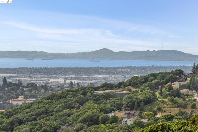 7919 Phaeton Dr, Oakland, CA 94605