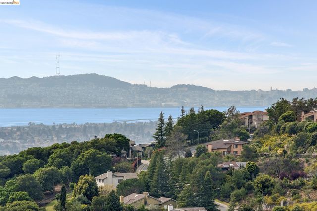 7919 Phaeton Dr, Oakland, CA 94605