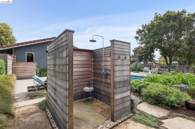 7919 Phaeton Dr, Oakland, CA 94605