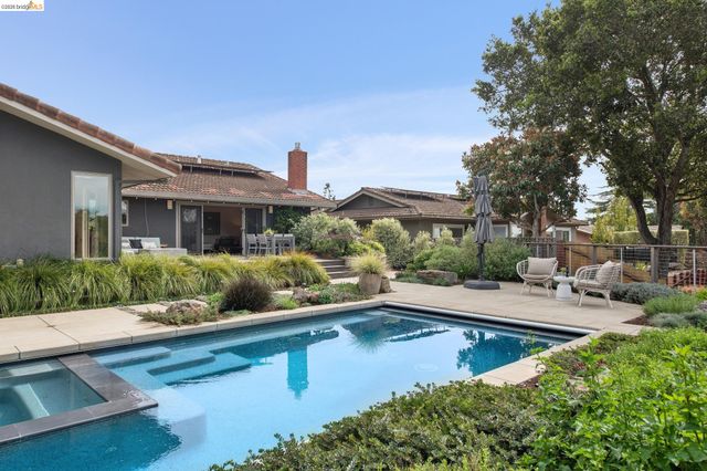 7919 Phaeton Dr, Oakland, CA 94605