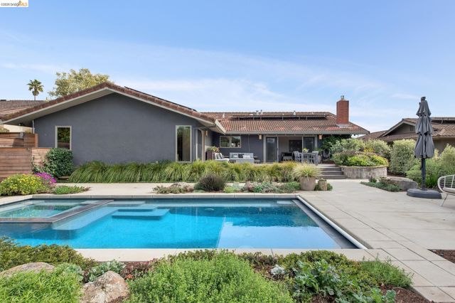 7919 Phaeton Dr, Oakland, CA 94605