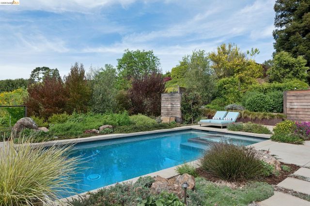 7919 Phaeton Dr, Oakland, CA 94605