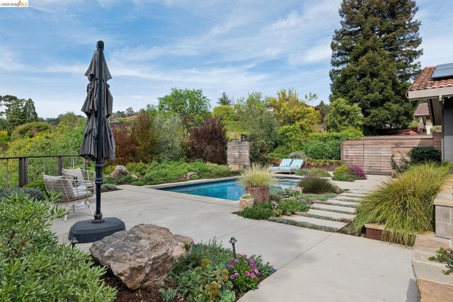 7919 Phaeton Dr, Oakland, CA 94605