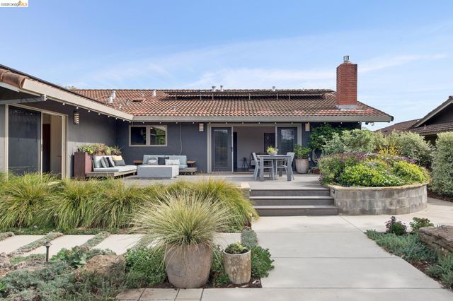 7919 Phaeton Dr, Oakland, CA 94605