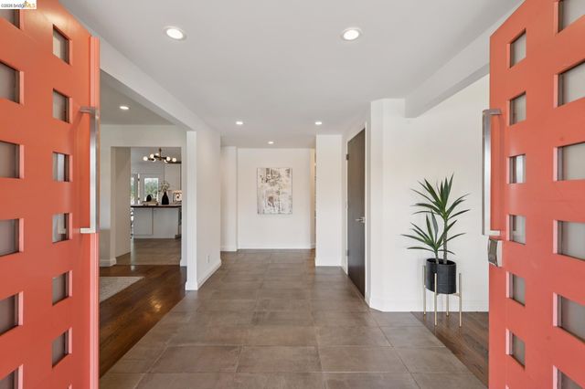 7919 Phaeton Dr, Oakland, CA 94605