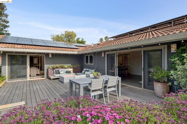 7919 Phaeton Dr, Oakland, CA 94605