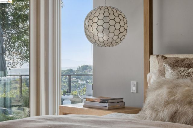 7919 Phaeton Dr, Oakland, CA 94605