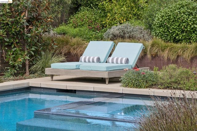 7919 Phaeton Dr, Oakland, CA 94605