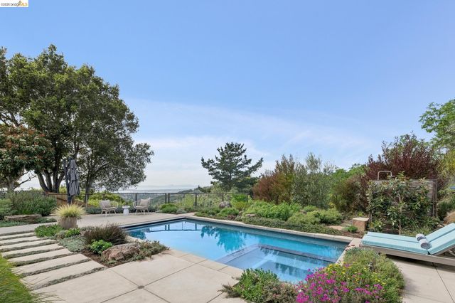 7919 Phaeton Dr, Oakland, CA 94605