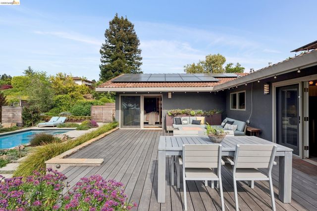 7919 Phaeton Dr, Oakland, CA 94605