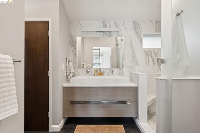 7919 Phaeton Dr, Oakland, CA 94605