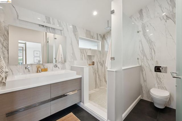 7919 Phaeton Dr, Oakland, CA 94605