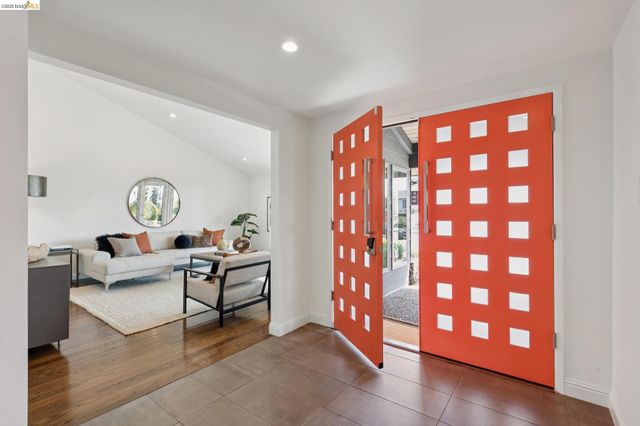 7919 Phaeton Dr, Oakland, CA 94605