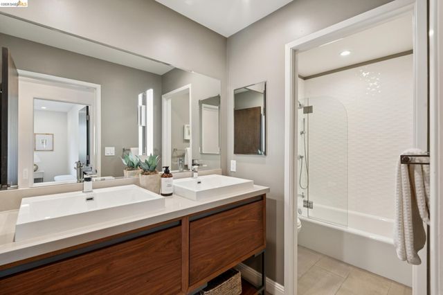 7919 Phaeton Dr, Oakland, CA 94605