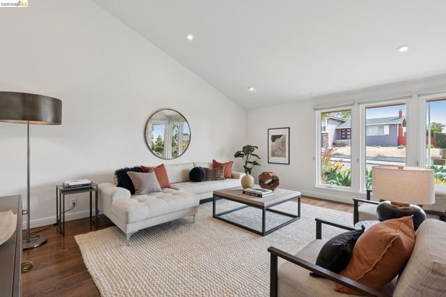 7919 Phaeton Dr, Oakland, CA 94605