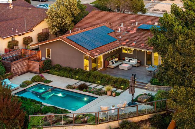 7919 Phaeton Dr, Oakland, CA 94605