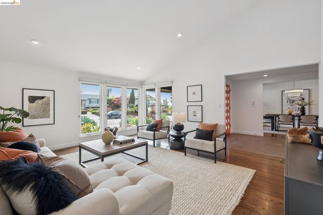 7919 Phaeton Dr, Oakland, CA 94605