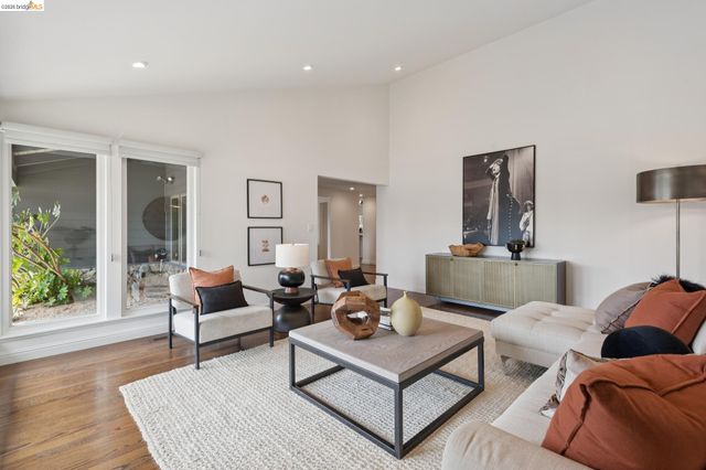 7919 Phaeton Dr, Oakland, CA 94605