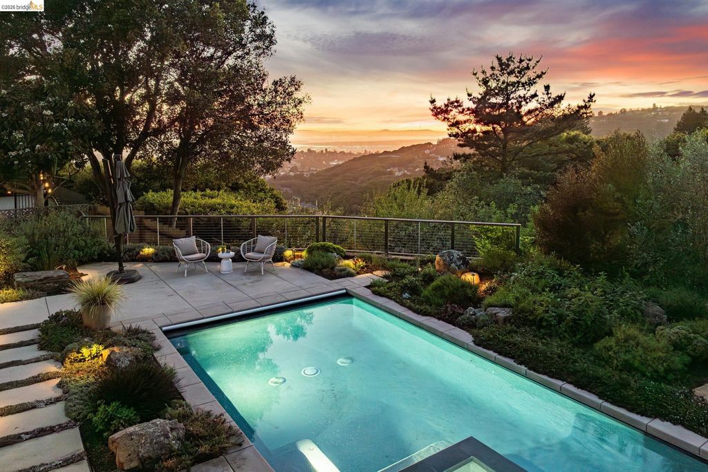 7919 Phaeton Dr, Oakland, CA 94605