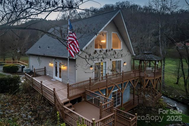 814 Barkers Creek Road, Whittier, NC 28789