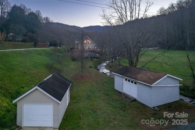 814 Barkers Creek Road, Whittier, NC 28789