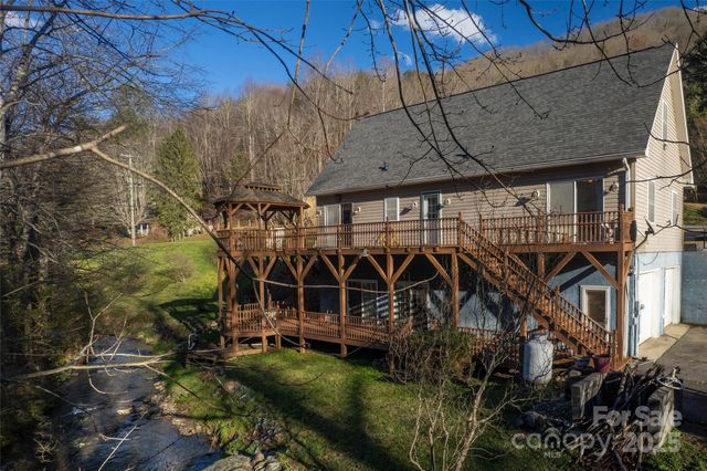 814 Barkers Creek Road, Whittier, NC 28789