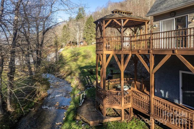 814 Barkers Creek Road, Whittier, NC 28789