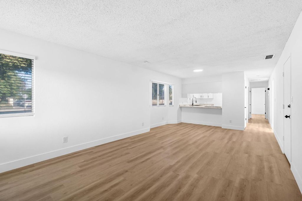 Image 5 of property listing at 4194 N Cornelia Avenue, Fresno, CA 93722