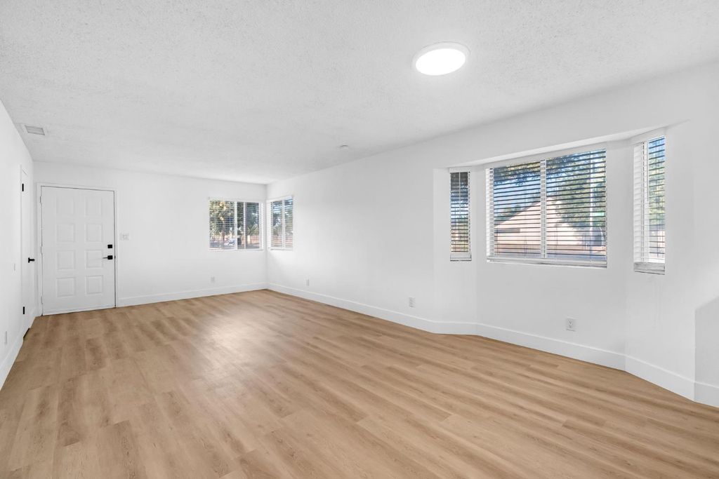 Image 8 of property listing at 4194 N Cornelia Avenue, Fresno, CA 93722