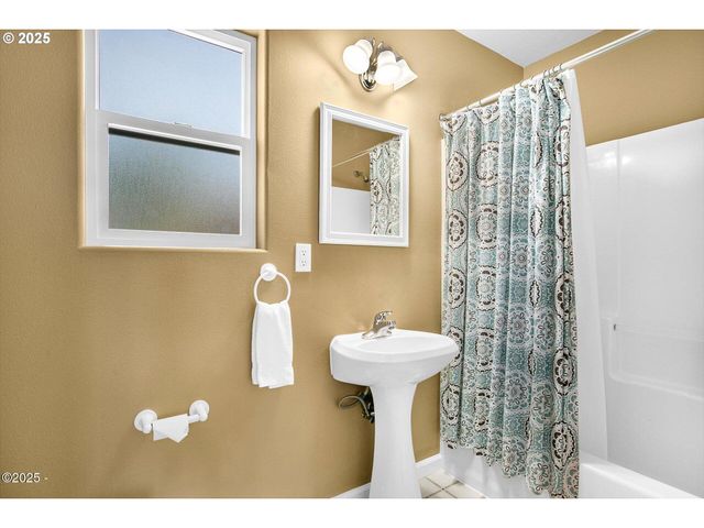 1845 Nw 30TH St, Lincoln City, OR 97367