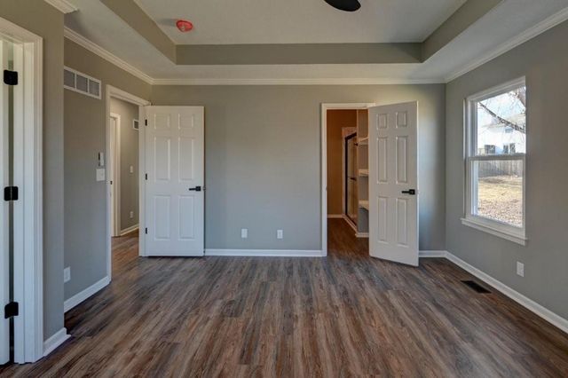 1131 N Mohican Court, Independence, MO 64056