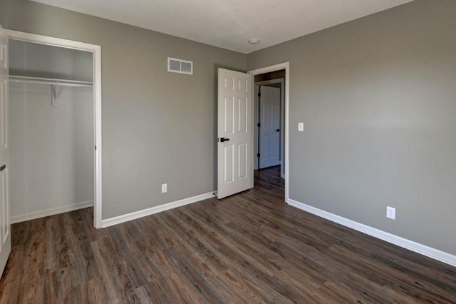 1131 N Mohican Court, Independence, MO 64056