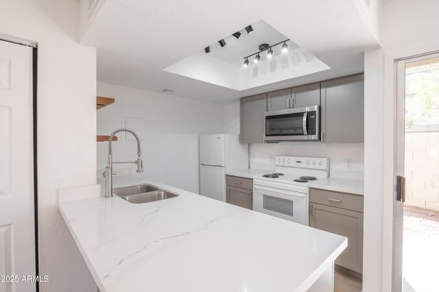 4240 N LONGVIEW Avenue 17, Phoenix, AZ 85014