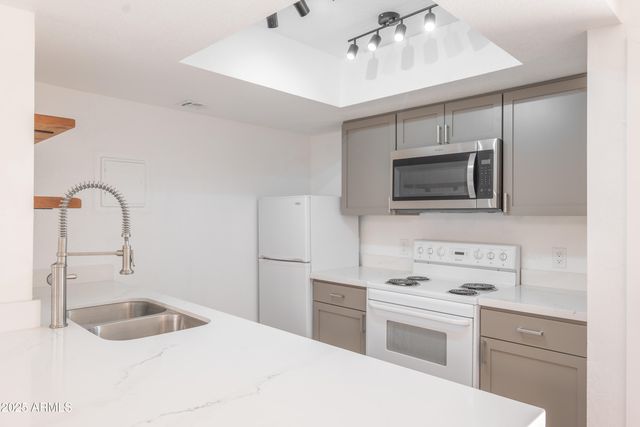 4240 N LONGVIEW Avenue 17, Phoenix, AZ 85014